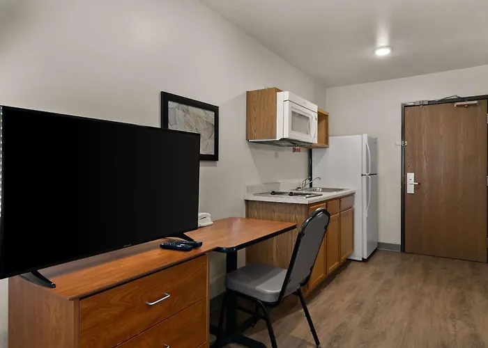 Woodspring Near 4* Champaign
