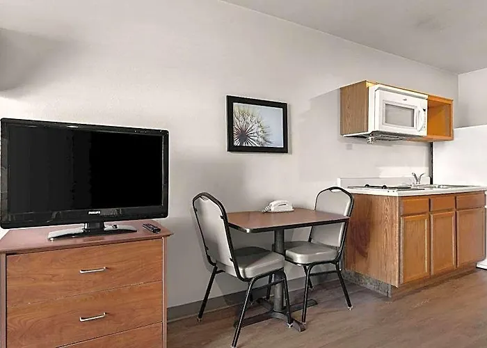 Woodspring Near 4* Champaign